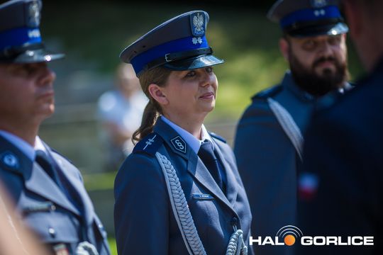 grupa policjatnów na placu podczas uroczystego aplelu