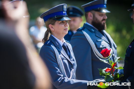 grupa policjatnów na placu podczas uroczystego aplelu