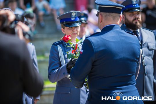 grupa policjatnów na placu podczas uroczystego aplelu