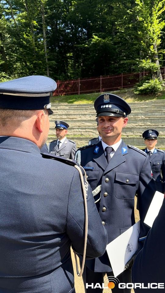 grupa policjatnów na placu podczas uroczystego aplelu