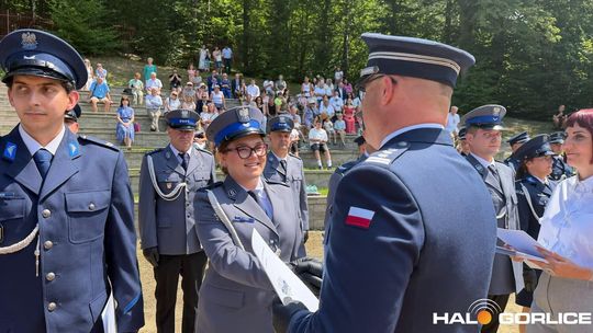 grupa policjatnów na placu podczas uroczystego aplelu