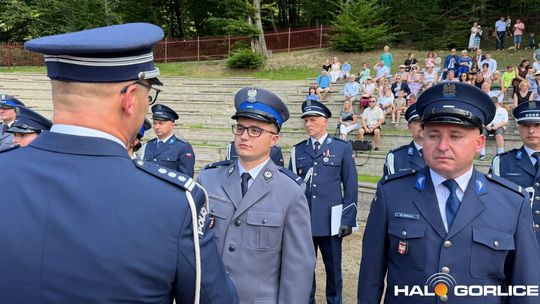 grupa policjatnów na placu podczas uroczystego aplelu