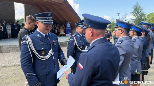 grupa policjatnów na placu podczas uroczystego aplelu