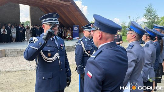 grupa policjatnów na placu podczas uroczystego aplelu
