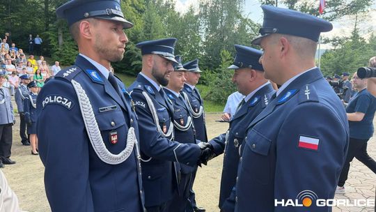 grupa policjatnów na placu podczas uroczystego aplelu