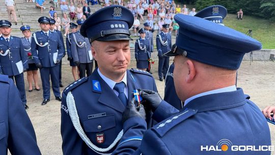 grupa policjatnów na placu podczas uroczystego aplelu