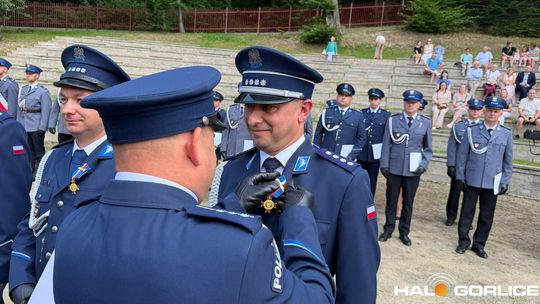 grupa policjatnów na placu podczas uroczystego aplelu