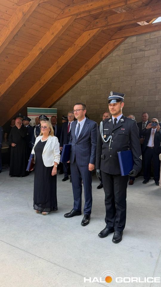 grupa policjatnów na placu podczas uroczystego aplelu