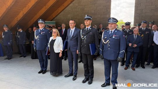 grupa policjatnów na placu podczas uroczystego aplelu
