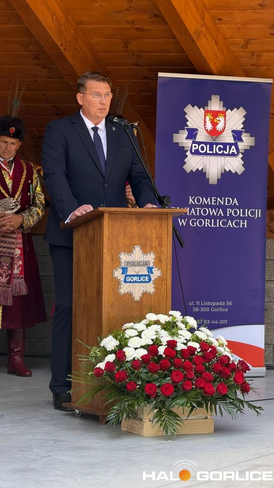grupa policjatnów na placu podczas uroczystego aplelu