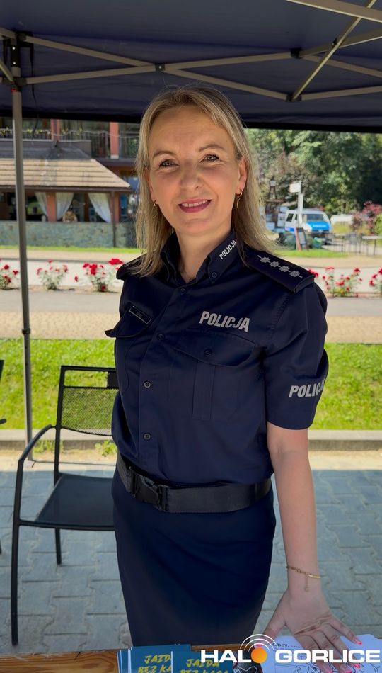 grupa policjatnów na placu podczas uroczystego aplelu