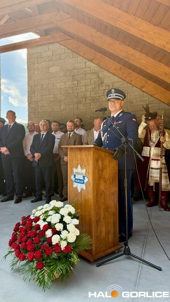 grupa policjatnów na placu podczas uroczystego aplelu