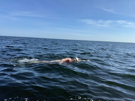 zdjęcie przedstawia dziewczynę w wodzie w stroju kąpielowym, w morzu bałtyckim