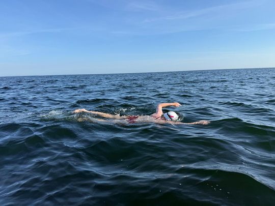zdjęcie przedstawia dziewczynę w wodzie w stroju kąpielowym, w morzu bałtyckim