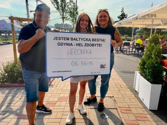 zdjęcie przedstawia dziewczynę w wodzie w stroju kąpielowym, w morzu bałtyckim