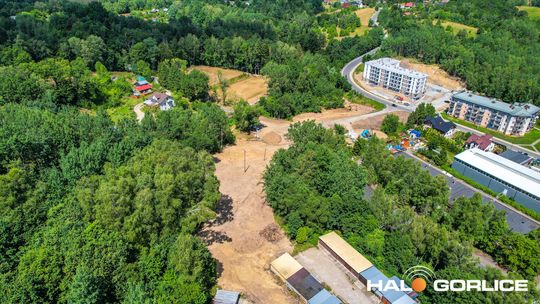 zdjęcie przedstawia ulice i budynki w mieście z perspektywy drona