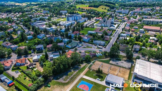zdjęcie przedstawia ulice i budynki w mieście z perspektywy drona