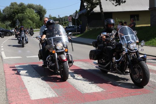 zdjęcie przedstawia osobę jadącą na motorze