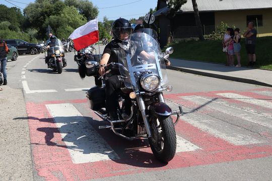 zdjęcie przedstawia osobę jadącą na motorze