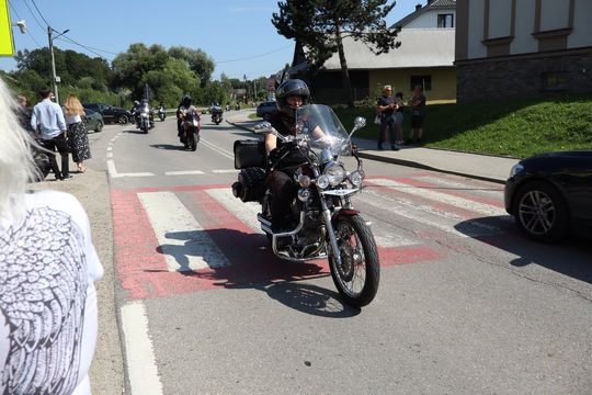zdjęcie przedstawia osobę jadącą na motorze