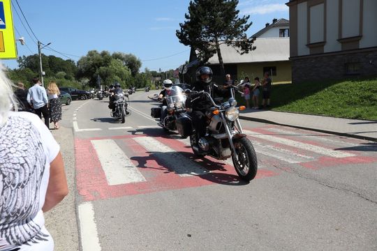 zdjęcie przedstawia osobę jadącą na motorze