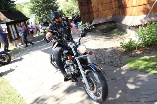 zdjęcie przedstawia osobę jadącą na motorze