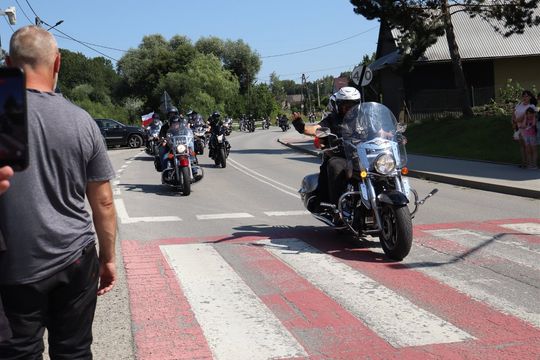 zdjęcie przedstawia osobę jadącą na motorze