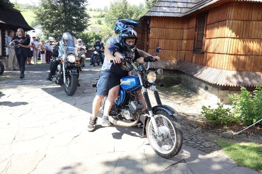 zdjęcie przedstawia osobę jadącą na motorze