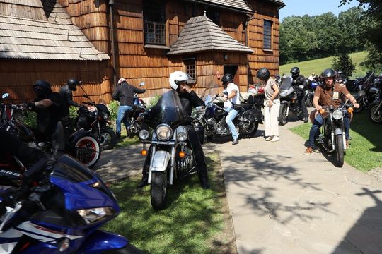 zdjęcie przedstawia osobę jadącą na motorze