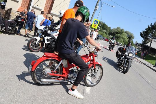 zdjęcie przedstawia osobę jadącą na motorze