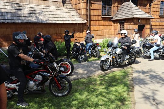 zdjęcie przedstawia osobę jadącą na motorze