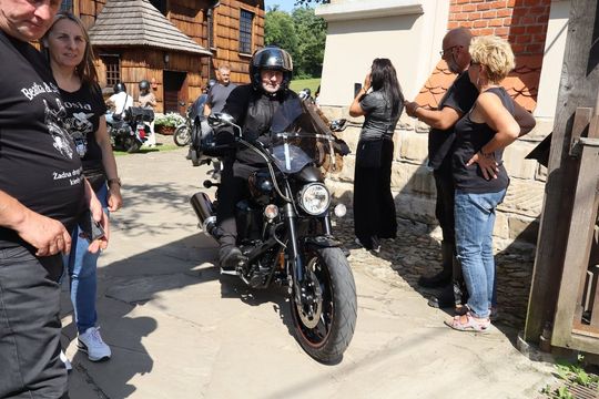 zdjęcie przedstawia osobę jadącą na motorze