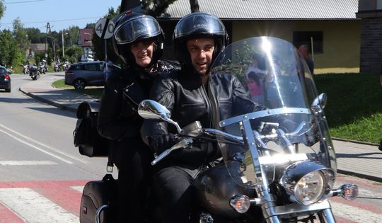 zdjęcie przedstawia osobę jadącą na motorze