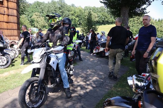 zdjęcie przedstawia osobę jadącą na motorze