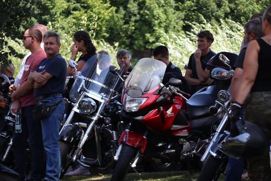 zdjęcie przedstawia osobę jadącą na motorze