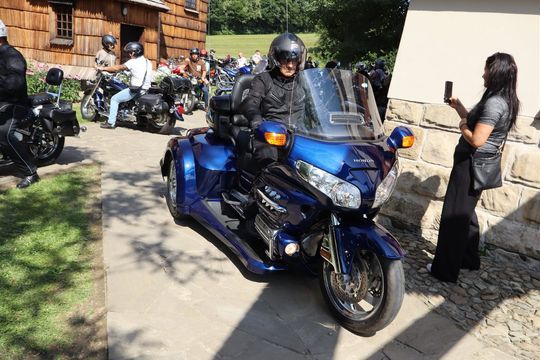 zdjęcie przedstawia osobę jadącą na motorze