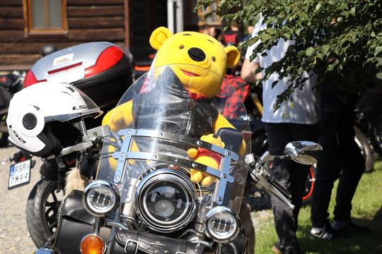 zdjęcie przedstawia osobę jadącą na motorze