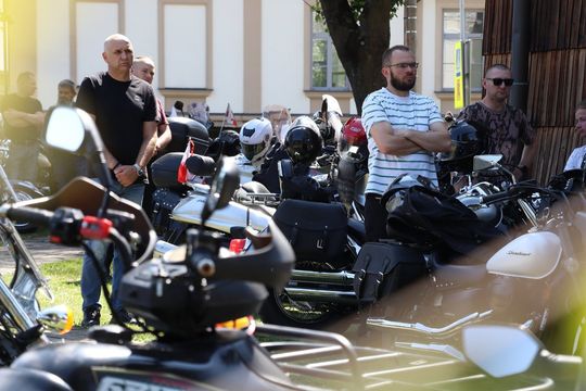zdjęcie przedstawia osobę jadącą na motorze