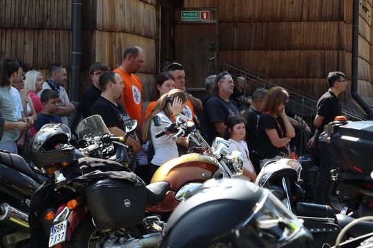 zdjęcie przedstawia osobę jadącą na motorze