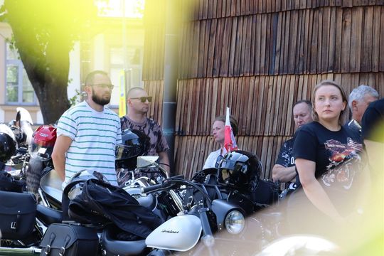 zdjęcie przedstawia osobę jadącą na motorze