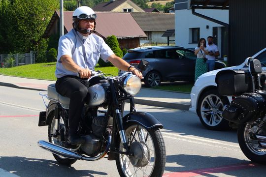 zdjęcie przedstawia osobę jadącą na motorze