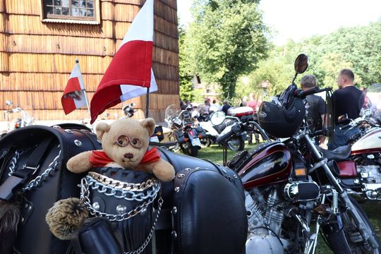 zdjęcie przedstawia osobę jadącą na motorze