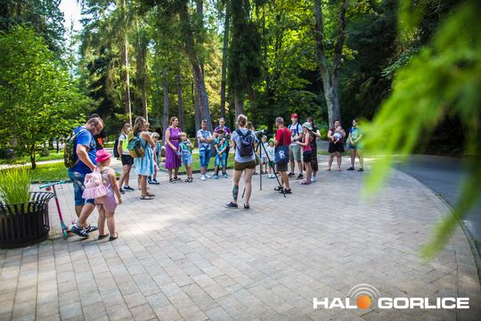 osoby podaczas spaceru ornitologicznego w parku miejskim w Gorlicach