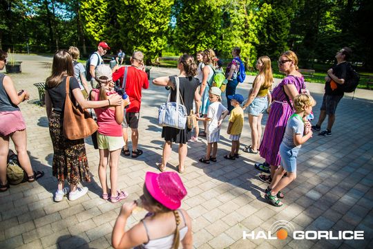 osoby podaczas spaceru ornitologicznego w parku miejskim w Gorlicach