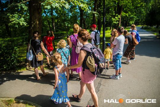 osoby podaczas spaceru ornitologicznego w parku miejskim w Gorlicach