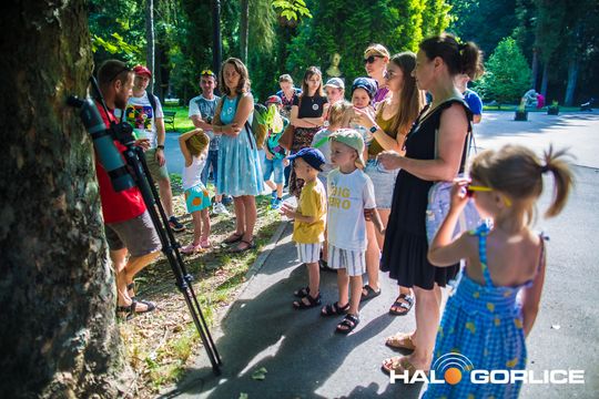 osoby podaczas spaceru ornitologicznego w parku miejskim w Gorlicach