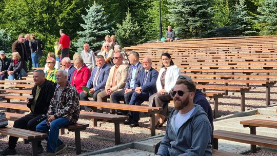 grupa ludzi przy stołach z grzybami i boksach sprzedażowych w Wysowej-Zdroju