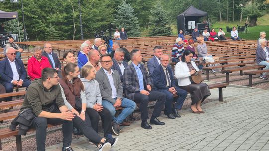 grupa ludzi przy stołach z grzybami i boksach sprzedażowych w Wysowej-Zdroju