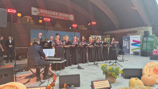 grupa ludzi przy stołach z grzybami i boksach sprzedażowych w Wysowej-Zdroju
