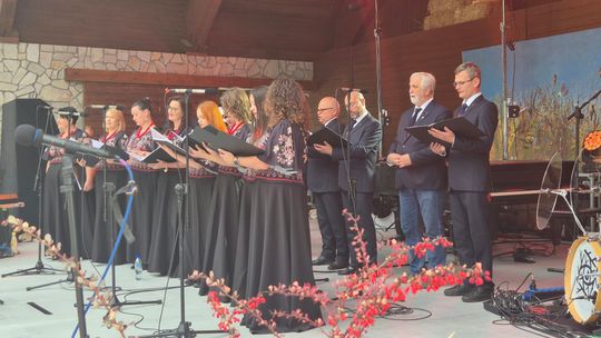 grupa ludzi przy stołach z grzybami i boksach sprzedażowych w Wysowej-Zdroju